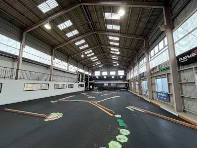 駐車場も広々した倉庫