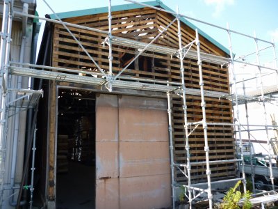 昨日の続き・・・神戸市兵庫区中之島で倉庫の外壁補修！