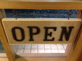 “OPEN”と“CLOSE”の看板