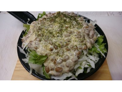 本日13日(火)は17:30から営業します。  「納豆キャベツサラダ」意外と人気です。