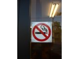 店内は禁煙なので
