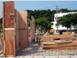 琉球太田焼窯元：住宅とぎゃらりー新築工事の型枠作業が始まりました。