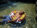 プールで水遊び★