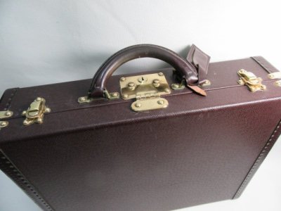 ルイ・ヴィトンのタイガ ディプロマット アタッシュケースをお買取りさせていただきました。