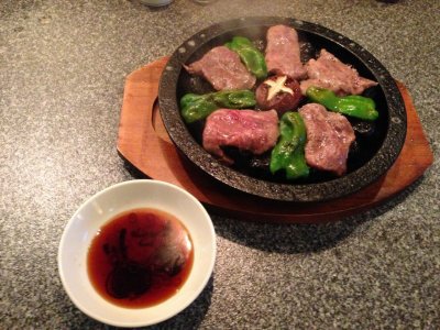 沖縄黒毛和牛ランプ肉の富士山溶岩ジュウジュウ焼き＝特別メニュー