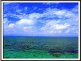 沖縄県うるま市海中道路の青い海・