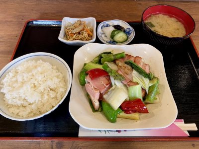 ベーコンとピーマンの野菜炒め定食