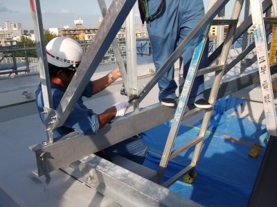 陸屋根の太陽光用架台のボルト増し締め