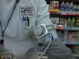 これは便利！超簡単に腕に巻けて血圧が測れる血圧計が出ました。（＾＾）ｖ