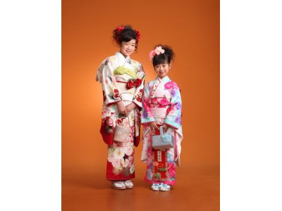 七歳女の子の七五三。姉さんは1/2成人式。着物とドレスで山形県米沢市の写真館で撮影