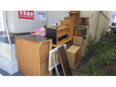 白石区東札幌にて大型家具を下に運ぶ作業 札幌市便利屋 TAKUMI合同会社